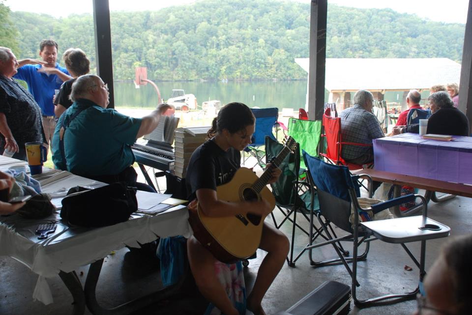 Guitar and keyboard players at the picnic